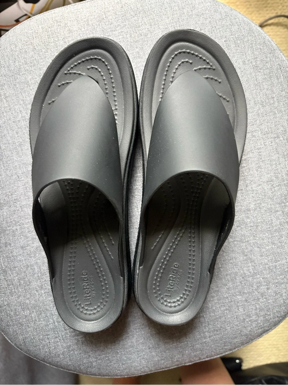 NWOT CROCS Brooklyn Black Platform Thong Sandals